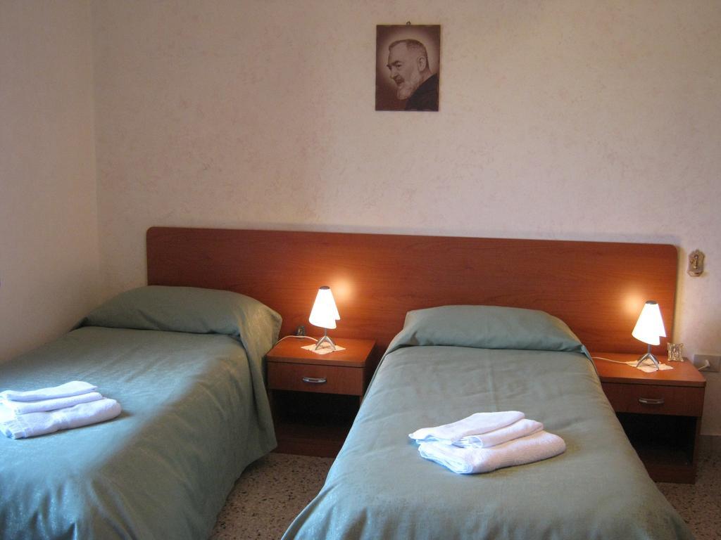 B&B La Casa Dell'Artista Assoro Экстерьер фото